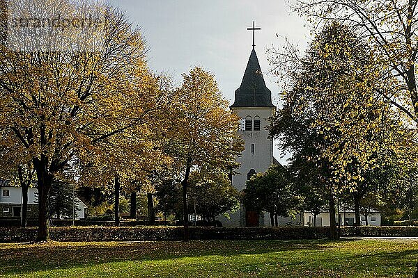St. Hubertus Kirche im Herbst  Amecke  Sundern  Sauerland  Nordrhein-Westfalen  Deutschland  Europa