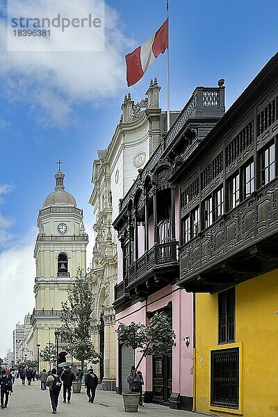 Balkon des Goyeneche Hauses und der Kirche San Pedro  Lima  Peru  Südamerika