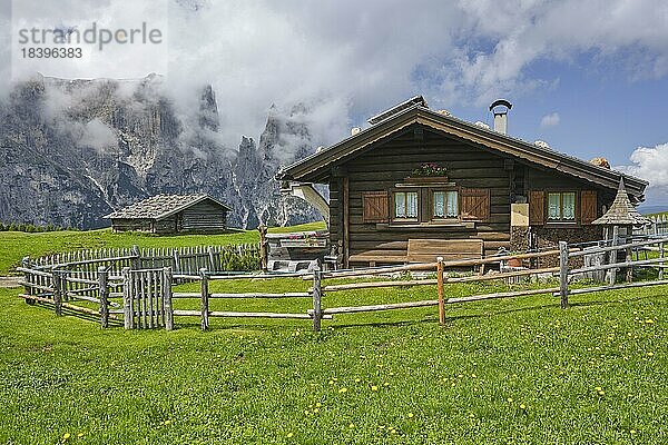 Almhütte auf der Seiser Alm  Schlern  Dolomiten  Südtirol  Italien  Europa
