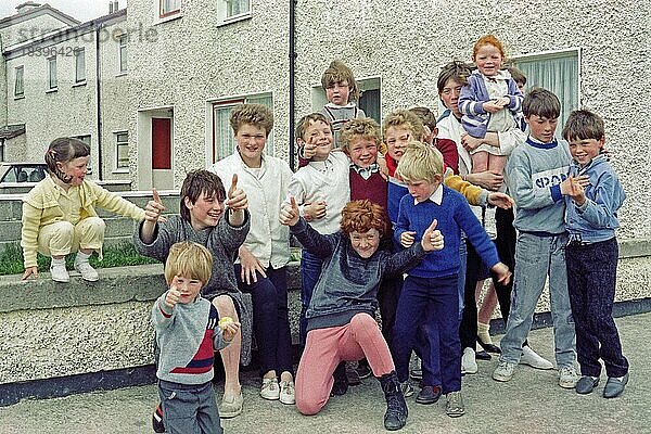 Fröhliche Kinder posieren für die Kamera  Jungen  Mädchen  Ballymun  Dublin  Irland  Juni 1986  Europa