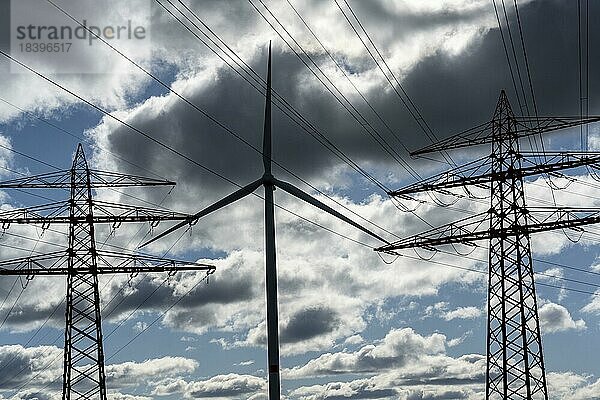 Windkraftanlage  Hochspannungsmasten  Leitung  Elektrizität  Erneuerbare Energie  Hamburg  Deutschland  Europa