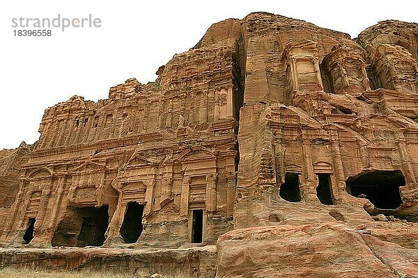 Die Königsmauer mit dem Palastgürtel in der verlassenen Felsenstadt Petra  al-Batra  Hauptstadt des Reiches der Nabatäer  Jordanien  Asien
