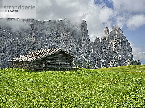 Almhütte auf der Seiser Alm  Schlern  Dolomiten  Südtirol  Italien  Europa