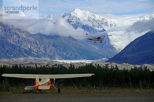 Zwei kleine Buschflugzeuge vor riesigen Gletschern  Nationalpark  Abenteuer  Reisen  Kennicott  Alaska  USA  Nordamerika