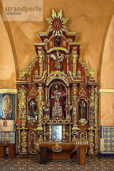 Basilika und Kloster der Jungfrau der Barmherzigkeit  Altar  Christus trägt das Heilige Kreuz  Lima  Peru  Südamerika