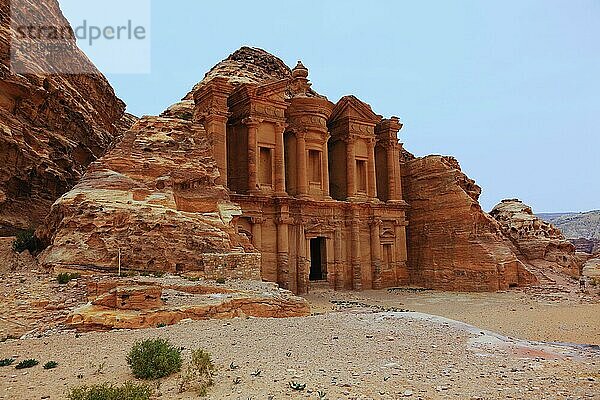Ad Deir  das Kloster  Felsgebäude aus Stein nahe der antiken jordanischen Stadt Petra  Jordanien  Asien