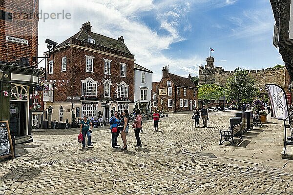 Fußgänger  Touristen auf dem Burghügel  Castle Hill  Altstadt  Lincoln  Lincolnshire  England  Großbritannien  Europa
