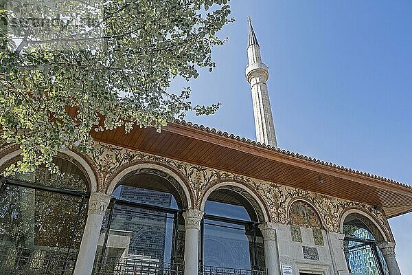 Minarett der Hajji Ethem Bey Moschee  Xhamia e Haxhi Ethem Beut auf dem Skanderbegplatz im Zentrum der Hauptstadt Tirana  Albanien  Europa