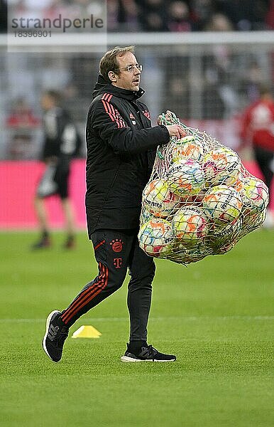Betreuer mit Spielbällen im Ballnetz  adidas Derbystar  FC Bayern München FCB  Allianz Arena  München  Bayern  Deutschland  Europa