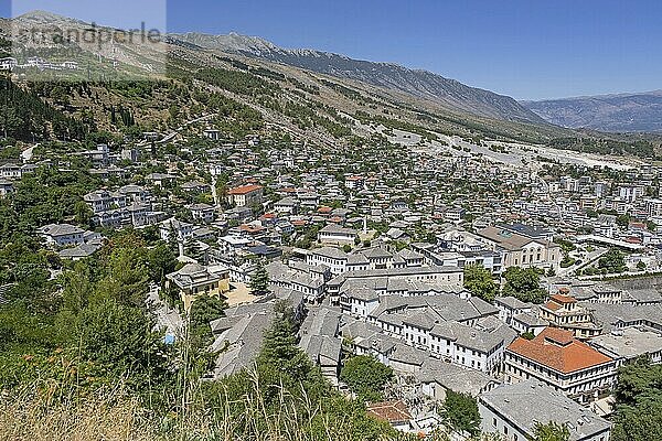 Blick über die Stadt Gjirokastër  Gjirokastra  Girokaster  Girokastra im Tal zwischen dem Gjerë Gebirge und dem Drino in Südalbanien