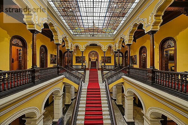 Erzbischöflicher Palast  Hauptsaal  prächtige Treppe und Buntglasdecke  Lima  Peru  Südamerika