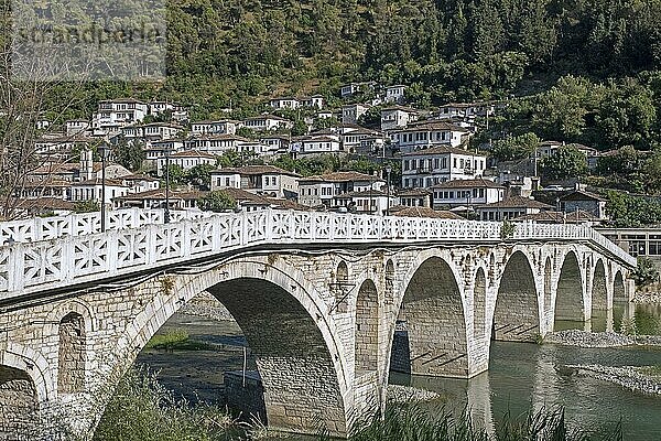 Die alte osmanische Goricabrücke über den Fluss Osum im Sommer  Wahrzeichen der Stadt Berat  Berati  Südalbanien