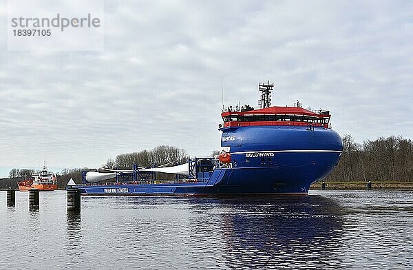 Frachtschiff transportiert Rotorblätter für Windkraftanlagen durch den Nord-Ostsee-Kanal  Schleswig-Holstein  Deutschland  Europa