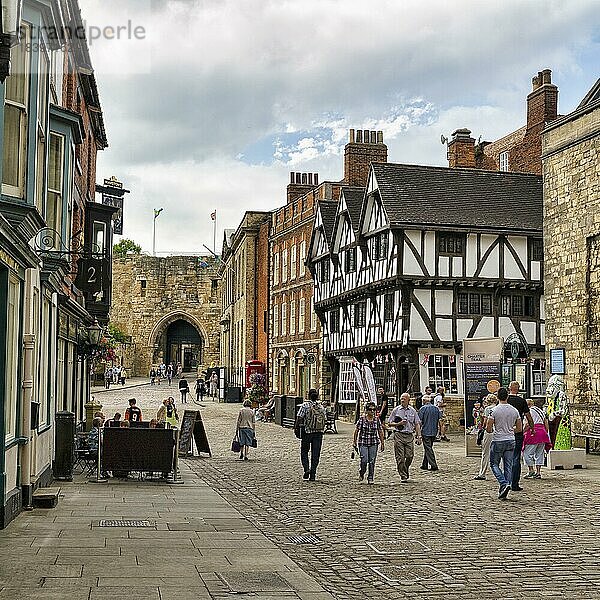 Fußgänger in der Altstadt  Lincoln  Lincolnshire  England  Großbritannien  Europa