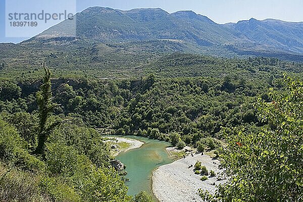 Drino  Drinos River  Nebenfluss des Vjosë  der durch ein bewaldetes Tal fließt  Lumi Drino in Südalbanien