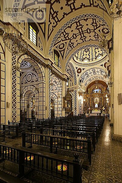 Basilika und Kloster San Francisco von Lima  Hauptschiff und Decke  Lima  Peru  Südamerika