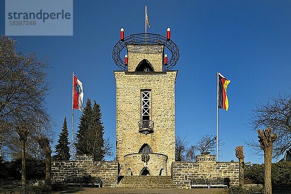 Das Ehrenmal im Advent im Stadtteil Langscheid  Sundern  Sauerland  Nordrhein-Westfalen  Deutschland  Europa