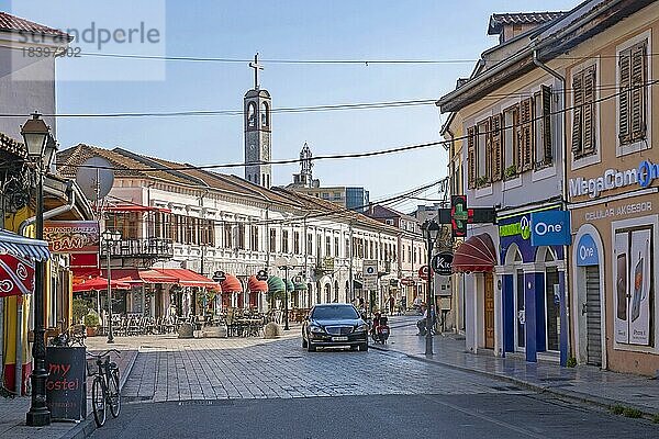 Geschäfte und Restaurants im Stadtzentrum von Shkodër  Shkodra im Sommer im Nordwesten Albaniens