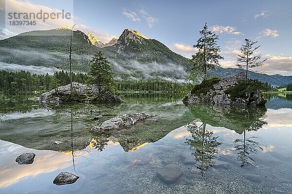 Spiegelung des Hochkalter im Hintersee  Ramsau  Bayern  Deutschland  Europa