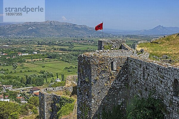 Albanische Flagge an den Burgmauern der Burg Rozafa  Kalaja e Rozafës und Blick auf die Albanischen Alpen bei Shkodër  Shkodra im Nordwesten Albaniens