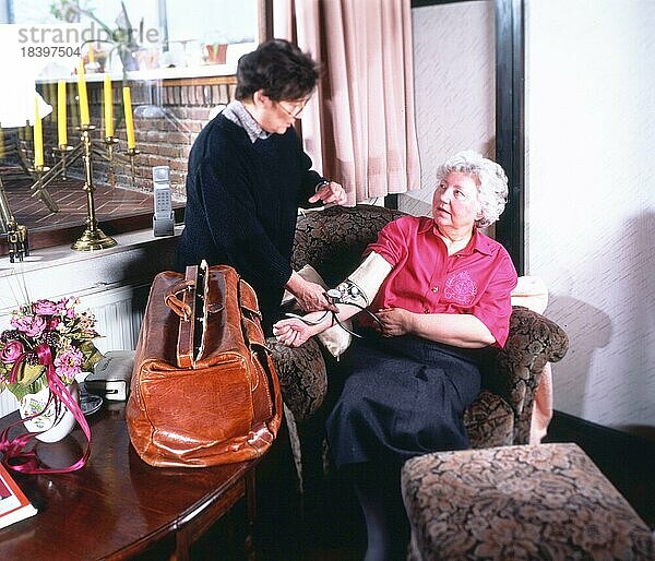 Die Hausaerztin beim Hausbesuch. hier am 5.4.1993 in Iserlohn  bei einer Seniorin  DEU  Deutschland  Europa
