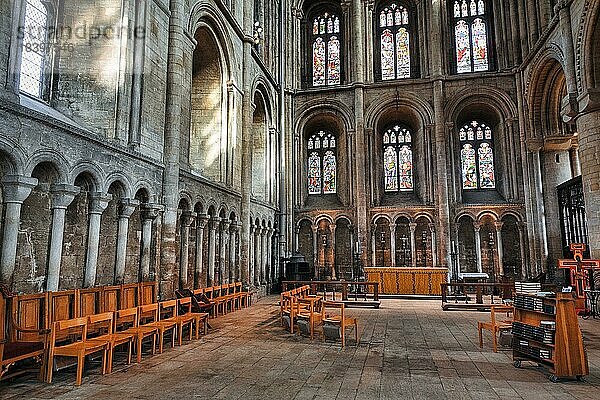 Lichteinfall durch Kirchenfenster  Kathedrale von Peterborough  Cathedral Church of St Peter  Peterborough  Cambridgeshire  England  Großbritannien  Europa