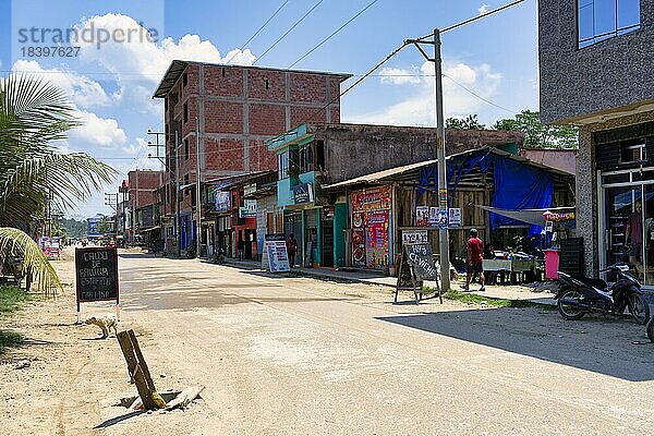 Dorf Boca Colorado am Rio Colorado  peruanischer Amazonas  Peru  Südamerika