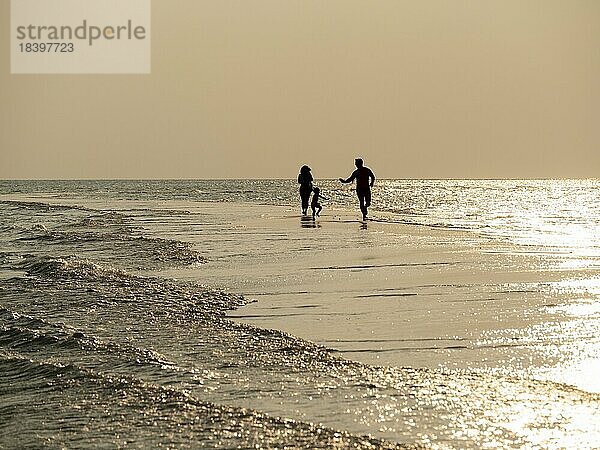 Urlaubsinsel auf den Malediven  Mit Menschen am Strand bei Sonnenuntergang  Malediven  Indischer Ozean  Asien