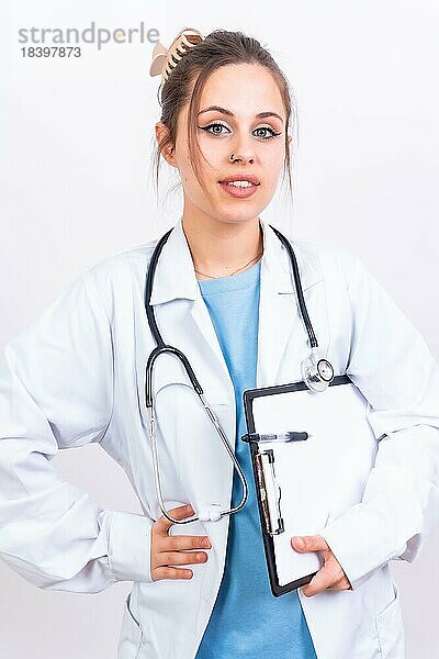 Porträt einer lächelnden Ärztin im Arztkittel  vor weißem Hintergrundem Untergrund  Konzept der Medizin