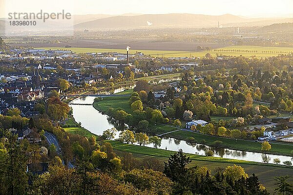 Blick auf den Fluss Weser bei Sonnenaufgang  Höxter  Nordrhein-Westfalen