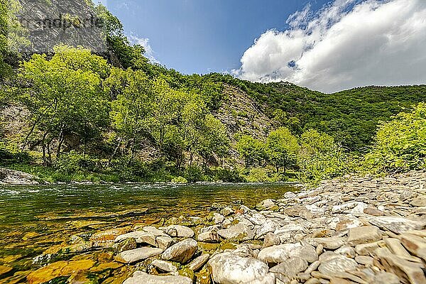 Der Fluss Lenne nahe der Lenne-Promenade bei Nachrodt  Sauerland  Nordrhein-Westfalen