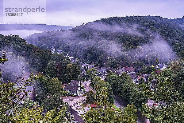 Blick auf den Ort Burg mit Fluss Wupper bei Morgennebel  Solingen  Nordrhein-Westfalen