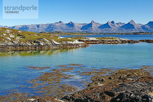 Kleine Bucht und Sicht auf die Berge der Sieben Schwestern  Insel Heröy  Kystriksveien  Nordland  Norwegen  Europa