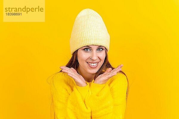 Close up Porträt der jungen Frau  fröhlich vorgelben Studio Hintergrund in gelben Wollpullover