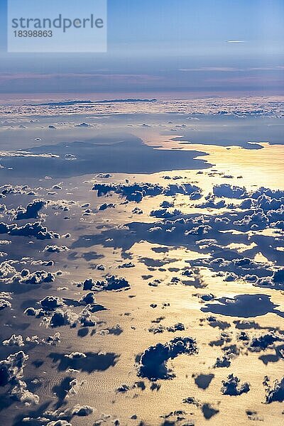 Wolken und Meer und Inseln  Licht und Schatten bei wechselhaftem Wetter  Luftbild  Flug über die Ägäis  Griechenland  Europa