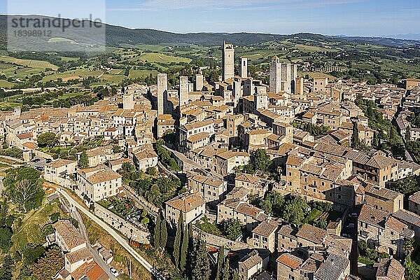 San Gimignano  Stadt der Türme  mit mittelalterlichen Stadtkern  Luftaufnahme  San Gimignano  Toskana  Provinz Siena  Italien  Europa