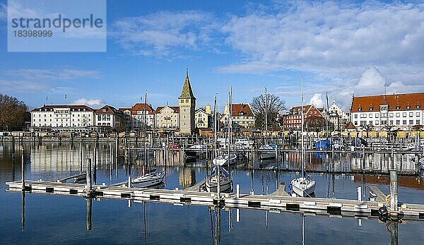 Segelboote im Hafen  Hafenpromenade mit Mangturm  spiegelt sich im See  Hafen  Lindau Insel  Bodensee  Bayern  Deutschland  Europa