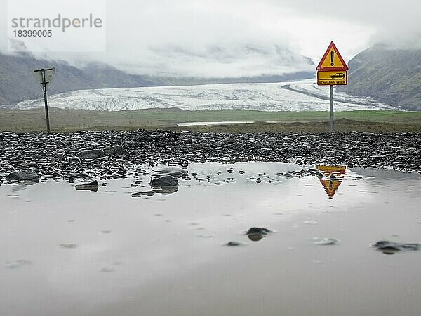 Verkehrsschild  Seinfarinn vegur  schwierige Wegstrecke  hinten Svínafellsjökull im Nebel  Gletscherzunge des Vatnajökull  Island  Europa