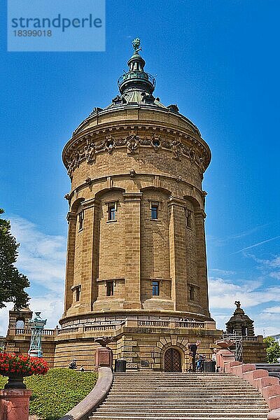 Wasserturm  Wahrzeichen der Stadt Mannheim im kleinen öffentlichen Park an einem Sommertag  Mannheim  Deutschland  Europa