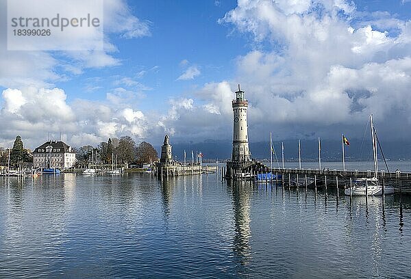 Hafeneinfahrt des Lindauer Hafen  Mole mit Neuer Lindauer Leuchtturm und Bayerischer Löwe  Lindau Insel  Bodensee  Bayern  Deutschland  Europa