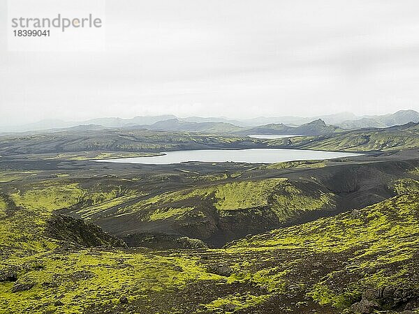 Moos bewachsene Vulkan-Landschaft  Kratersee  Laki-Krater oder Lakagígar  Hochland  Süd-Island  Suðurland  Island  Europa