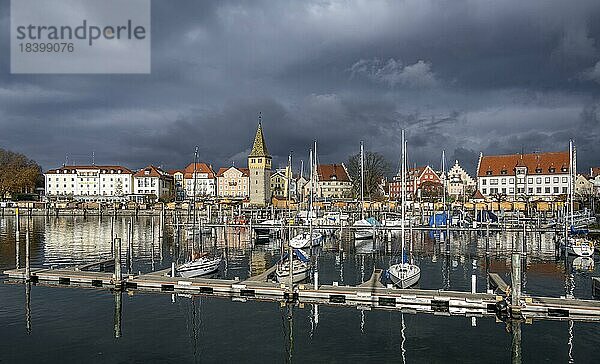 Segelboote im Hafen  Hafenpromenade mit Mangturm  spiegelt sich im See  Hafen  Lindau Insel  Bodensee  Bayern  Deutschland  Europa
