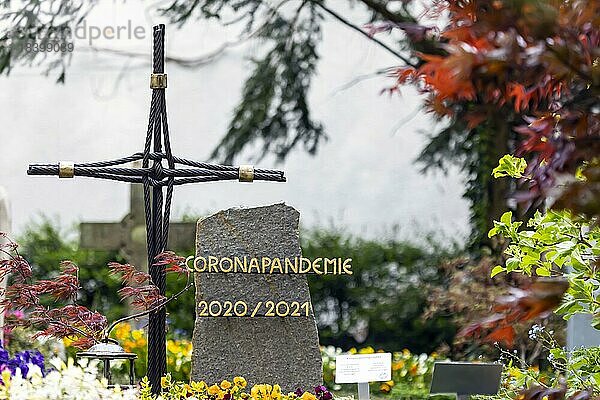 Grab mit der dem Wort Corona Pandemie auf dem Grabstein  Beispiele für gelungene Grabgestaltung auf der Landesgartenschau Überlingen  Baden-Württemberg  Deutschland  Europa