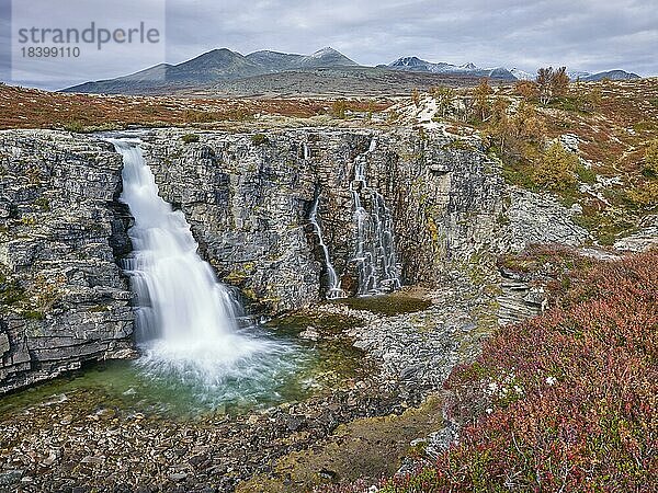 Wasserfall Storulfossen  Fluss Store Ula  Herbst  Rondane Nationalpark  Norwegen  Europa