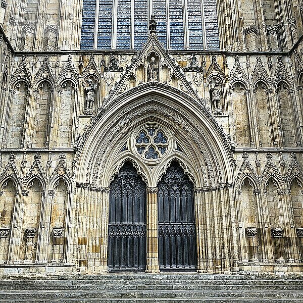 Portal der Kathedrale  York Minster  York  England  Großbritannien  Europa