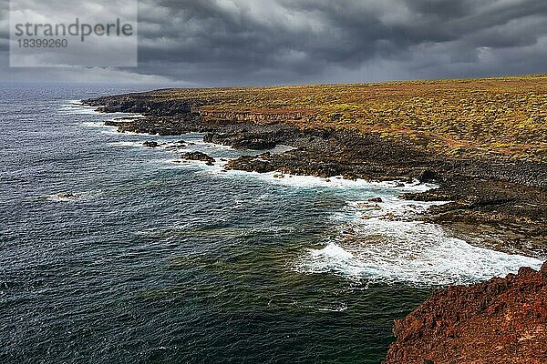 Die Küste beim Faro de Teno  Gewitterwolken  Buenovista  Teneriffa  Spanien  Europa