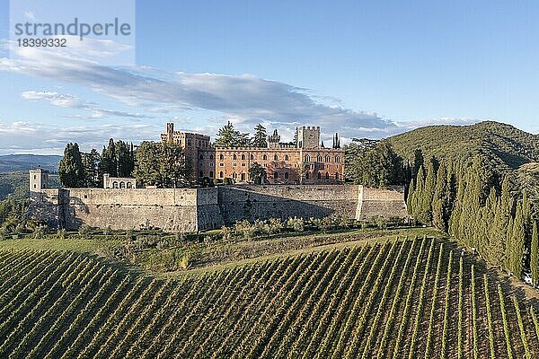Luftaufnahme  Castello di Brolio  Schloss Brolio  Chianti Region  Weingut Ricasoli  Provinz Siena  Toskana  Italien  Europa