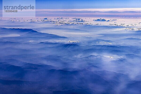 Gebirge und Wolken  Berggipfel in blauem Licht  Luftbild  Flug über Mazedonien