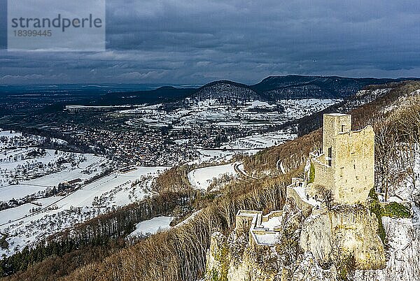 Ruine Reußenstein im Winter  Ausblick auf die Landschaft  Schwäbischen Alb  Neidlingen  Baden-Württemberg  Deutschland  Europa