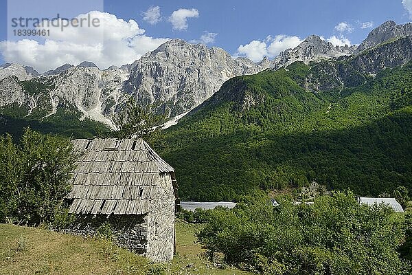 Altes Haus mit Holzschindeln  hinten Gipfel der Albanischen Alpen  Valbonatal  Albanien  Europa